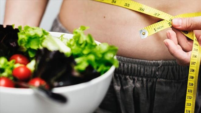 KALOR MKTARINI AZALTMAK SGARAYI BIRAKMAKLA AYNI ETKDE    Bir almaya gre kalori almn sadece yzde 25 orannda azaltan insanlar, biyolojik yalanmalarn yzde 3 orannda yavalatabiliyor.    Bu durum erken lm riskini azaltmak konusunda sigaray brakmaya e deer bir etki salyor.