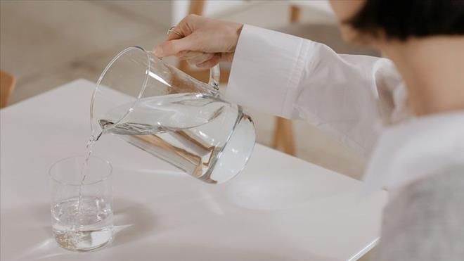 OK SU MEK    Ocak aynda yaplan bir aratrmaya gre, bol miktarda su imek yalanmay yavalatmaya ve kronik salk sorunlarn nlemeye yardmc oluyor.    Daha yksek sodyum seviyesine sahip insanlarn daha gen yata lme olaslklar da daha yksek.    nceki almalar, uygun sv almnn mr 15 yla kadar uzatabildiini gstermiti.