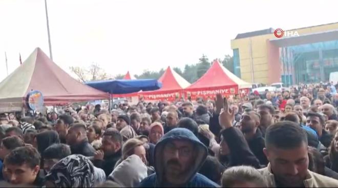 Promosyon kampanyasnn fuarn son gn yine 5 bin adet olarak yenileneceinin sosyal medyadan ksa srede yaylmasyla, ziyaretiler festivalin yapld fuar alannn giri kapsnda metrelerce kuyruk oluturdu.