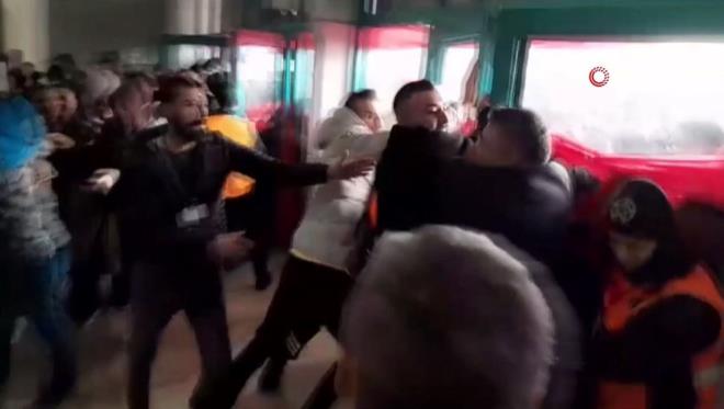 Yaanan byk ilgi, fuar alannda zaman zaman izdiham beraberinde getirdi.    Zigon sehpa almak iin sraya giren vatandalar arasndaki younluk, baz kiilerin birbirlerini ezmesine neden oldu.    Organizatrler, beklenenden fazla ilgi gren kampanya nedeniyle gvenlik nlemlerini artrd.