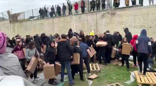 Kapnn krlmasyla birlikte ieriye doluan kalabalk, zigon sehpa almak iin birbirleri ile yart.