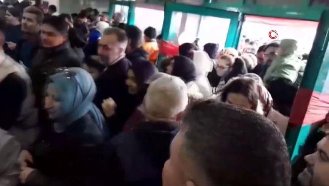 Ancak alnan tm nlemlere ramen fuar merkezinin giri kapsnda izdiham olutu.  Baz vatandalar kaplarn ge almasna sitem ederken, zel gvenlik grevlilerin kapal tuttuu kap yaanan iti kaklara daha fazla dayanamad.