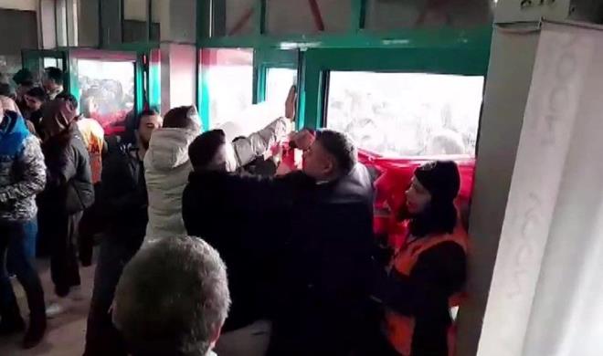 Denizli?de fuar alannda dzenlenen alveri festivali, izdihama neden oldu.    Festival alanna gelen misafirlere 500 TL ve zeri alveri yapmalar halinde 1 TL karlnda sahip olabilecekleri zigon sehpalar iin kupon datld.    Fuarn ilk gn byk ilgi gren kampanyada, 5 bin kiiye 1 TL karlnda zigon sehpa verildi.