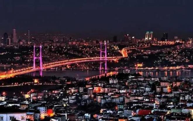 STANBUL: M. 658 ylnda Megara kral Byzas tarafndan kurulduundan bu ehre kurucusundan dolay Bizantion ad verilmitir. Roma imparatoro Marcus Avrelius dneminde imparatorun manevi babasnn adyla "Antion" olarak anld. Bizans mparatoru Konstantin bu ehri yeniden kurunca buraya kendi adn verdi. ehre "Konstantin veya Konstanpolis" ad verildi. Araplar "Kostantiniye, Romallar Konstantinopolis" demilerdir. Daha sonra bu ismin ksaltlm ekli olan "Stin-polis" deyimi kullanld. te stanbul bu "Stin-Polis" ehrinden tretildi. Trkler buray alnca Mslman ehir anlamnda "slambol" adn verdiler. Fakat daha sonra stanbul olarak deitirildi.