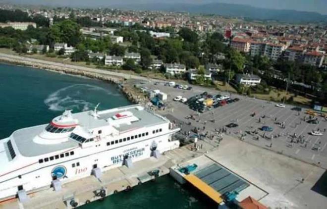 YALOVA: Yalova'nn adnn nereden geldiine dair eitli iddialar ortaya atlsa da en ok kabul greni Osmanl dneminde iftlikky ilesinden balayp Termal ve narck ilelerini iine alan blgeye verilen "Yalakabad" adndan geldii. Yalakabad'n ardndan burann Yali Ovas olarak anld, cumhuriyetin ilanndan vefatna kadar sk sk Yalova'ya gelen Ulu nder Atatrk'n burada yazd mektuplar tarih attktan sonra Yali Ovas yazp imzalad belgelenmi. Trke'ye Rumca'dan Yal olarak geen yali ve ova kelimelerinin birleerek Yalova olarak kald sanlyor.Yalova'da "Katrl" beldesinin ad Esenky, gemite hapishane bulunduundan yllarca "Zindan" olarak anlan Tevikiye beldesine bal mahallenin ismi ise Yukar Tevikiye olarak deitirildi.
