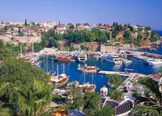 ANTALYA/ATTALA    Daha sonra bu isim Adalia, Antalia ve en son Antalya ekline dnt.  <br>    ARDAHAN    Ardahan'n isim babas ise Grclerdir. Ardahan ad Grcce Ardana'dan gelmektedir.  <br>    ARTVN    nceleri Artvani, sonrada Artvini biiminde sylenmi, zamanla Artvin'e dnmtr.  <br>    AYDIN    lk olarak Argoslar tarafndan kuruldu. Anadolu beylerinden Aydnolu Mehmet bey'den ald. Aydn, Mehmet beyin babasnn ismidir.<br>         BALIKESR    ehrin adnn eski hisar anlamna gelen Paleokastio'dan tredii sanlmaktadr. Halk arasnda dolaan bir sylentiye gre de bal ok anlamna gelir. nk Kesir Arapa'da ok anlamna gelmektedir.