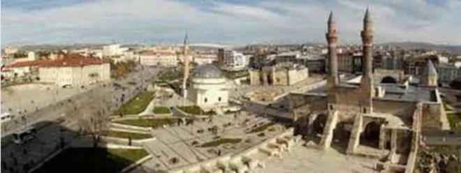 SVAS: Bu gn kullanlan Sivas isminin kayna hakknda ise farkl grler bulunmaktadr. Bunlarn iinden 'Sebaste' Sebasteia eski yunancada (Augustus ehri) ismi, Pontus kral Polemon'un hanm Pitodoris tarafndan verilmitir. Romallar, Pont Kralln egemenlikleri altna aldklar zaman ehrin ynetimini Pont Krall'nda brakmlard. Pont Kralnn hanm ise, Roma Kral Augustus'un sevgisini kazanmak ve ona bir kran ve sadakat ifadesi olmak zere Yunanca'da Ogst ehri anlamna gelen "Sebaste" adn verdii sanlmaktadr.