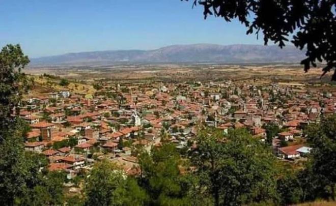 UAK: ocuk veya gen adnn halk dilinden syleniidir. Baz rivayetlere gre ise uak (aynla sylenii) kelimesinin ak kelimesinden geldii sylenmitir.<br>  VAN: Van' Asur kraliesi Semiramis kurdu. Bundan dolay ehre "ahmirankent" ad verildi. Daha sonra Persler dneminde buraya Van adnda bir vali geldi ve ehri bayndr hale getirdiinden ehre onun ad verildi.<br>