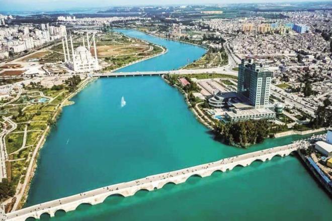 ADANA    Bizans' l Etien' in ilettii bir sylenceye gre, Uranus' un oullar Adanos ve Saros, Tarsus' la savaarak buray ele geirmiler. Bunlardan Adanos kente ( Adana ) Saros'ta rmaa (Seyhan) adn vermi.