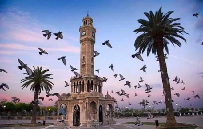 ZMR: ehrin asl ad "Smyrna"dr. zmir kelimesi smyrna'nn halk arasndaki kullan eklidir. Homeros destanlarnda bu kent ismini Kbrs Kral Kinyras'n kz Smyra'dan alr ve tanra Artemis zmirli'dir. Kimi kaynaklara gre de, zmir ehrini ilk kuran Hititler deil, Amazonlar'dr. (Hititler de buraya Navlhun adn vermilerdir.