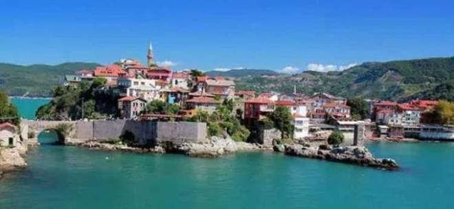 BARTIN/PARTHENA  <br>    BATMAN    Batman ismi Orta adan beri kullanlan gelmi ve Batman ay ile btnleen bir isim olarak karmza kmtr.  <br>    BLECK    Bizansllar dneminde burada Bilekoma adl bir kale vard. Osman bey buray alnca bu ad Bilecik olarak adn verdi.  <br>BNGL: Buradaki bir ok gllerden dolay bu isim kendisine verildi.<br>  BTLS: Kimi tarihilere gre, "Bage" ya da "Pagi" szcklerinden tremitir. Kimilerine gre de Byk skender'in komutan "Lis" ya da "Badlis" burada bir kale kurmu. Bitlis szc bu komutann isminden kaynaklanyormu.