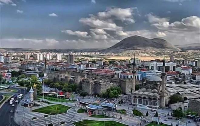 KAYSER: Romallar Mazaka adl ehri alnca buraya Kaysarea adn verdiler. Yani mparator ehri anlamna gelir. Daha sonra Kayseri olarak halk arasnda yayld<br>  KIREHR: Kr ve ehir kelimesinin birlemesinden olumutur.<br>KLS: Kilis ad Yukar Mezopotamya da Pellada Cyrrhus denen bir kent ile ayn ad tad ve Osmanl kaynaklarnda Kilis kalesi olarak getii grlmektedir. Bu szcn okunuu "Kiris" olup "Kilis" szcne fonetii bakmndan byk benzerlik gstermektedir. Grant Dictionier'de Cyrrhus'u "Kiris" anlam da "Efendi" olarak yazmaktadr. Byk olaslkla 8. yy. da blgeye gelen Trkmenler tarafndan Kiris, Kilis diye sylenmi ve bugnk yeri Kilis olarak isimlendirilmitir.<br>  KIRIKKALE: Krkky ile kentin merkezinde bulunan Kaletepe'nin ksaltlarak birletirilmesinden ortaya kt sylenir. Bu ismin halk tarafndan yaktrld kanaati yaygn olmakla beraber blgenin ismi Osmanl ariv belgelerinde "Krkkal" eklinde gemektedir. Aknclarn hcum ettiini duyan bizans kale komutan, btn barut dolu flar malubiyete dtklerinde havaya uurulmasn emreder, nitekim dnd gibide olur ve flarla birlikte herey yerle bir olur.ehrin ismi ehitlerin kahramanlklarn ve kimliklerini ifade etmektedir.,<br>    KOCAEL: Orhan gazi dneminde bu blgeyi feth eden Akakoca isimli komutandan dolay buraya Kocaeli denildi.