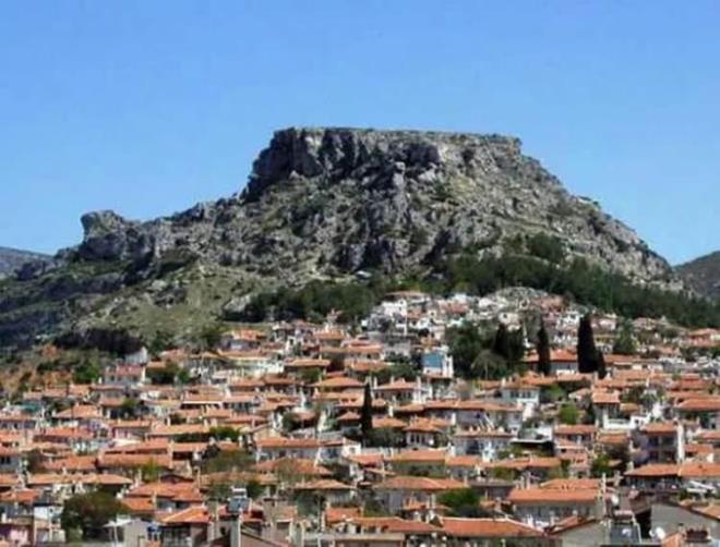 MULA: Eski ad "Mobolla"'dr. Trkler buraya daha sonra Mula demilerdir.<br>MU: Bir rivayete gre sryanice'deki suyu bol anlamna glene Mua'dan dier bir rivayete gre ise ehrin kurucusu "Muet'den gelmitir<br>  NEVEHR: Onsekizinci yzyla kadar ehir bir kyd ve ad "Mukara" idi. Daha sonra Nevehirli Damat brahim Paa kyn gelitirdi ve yeni ehir anlamnda Nevehir adn verdi.<br>  NDE: lkada blgede Nagdoslular adl bir kavim yaadndan bu ehre isimlerini vermiler. Arap kaynaklar ehre "Nekide veya Nikde" demilerdir. Halk ise ehre Nide adn vermitir.<br>  ORDU: Eski ad "Kotyora"dr. Halk tarafndan bu isim deiiklie uramtr.