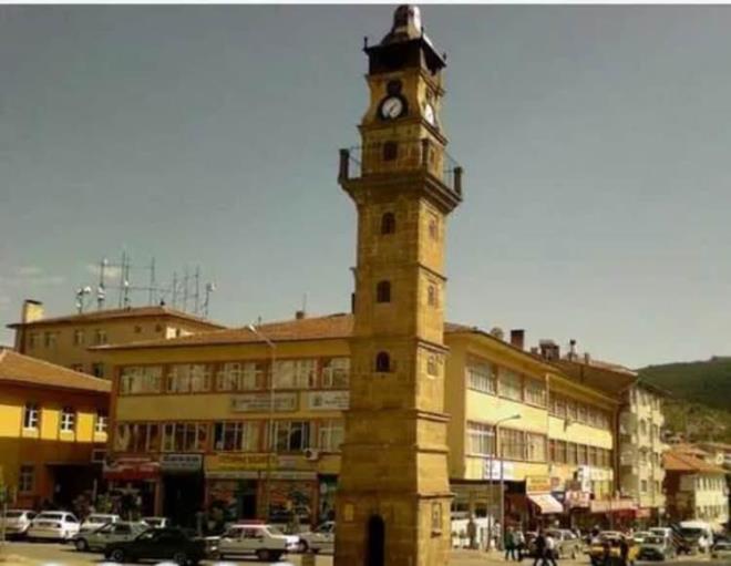 YOZGAT: Yozgat isminin kaynana ilikin deiik sylentiler vardr. yozgat sr veya otlak kent anlamna gelir. bozok yaylas eskiden beri hayvancln gelimesinde nemli yer tutmutur.Yozkent, srleri bol olan ehir anlamna gelmektedir. daha sonra bu ismin yozgat olarak deiiklie urad ileri srlmektedir.<br>  ZONGULDAK: Kent merkezinin zlmez Deresi'nin az ksmnda yer almas ve derenin ilk ada "Sandra" adyla anlmas, burada kurulan yerlemenin de "Sandaraca" adn tamas nedeniyle, zamanla bu adn Zonguldak'a dntn savlamaktadr.