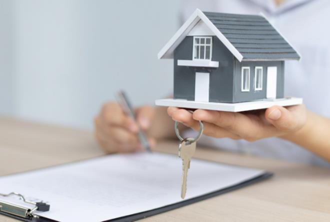 12 kii snr  <p>  Kiralanan bir evde en fazla 12 kii kalabilecek. 3 yandan kk ocuklarn says esas alnmayacak.  <p>  Binada en az 5 dairesi olanlar, gnlk kiraya verebilmek iin i yeri ruhsat almak zorunda.