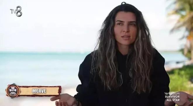 MERVE GZYALARINLA HAKM OLAMADI<p>  Murat Ceylan, 'Survivor'a zamansz veda etmek zorunda kald. Ylmad ameliyat olmak zorunda kald. Yetmedi alt, o bir atlet... Merve Aydn bu dokunulmazl ar bir bedelle haketti' diyerek dokunulmazlk semboln Merve'ye teslim etti. Merve bu szler karsnda gzyalarna hakim olamayarak alad. Merve Aydn, "Beni ok duygusallatrdn. Gerekten Survivor' ben ok seviyorum. Geen sezon ok byk bir anszlk yaadm evet, Allah kimseye byle bir sakatlk vermesin. O sakatlktan sonra toplayp, beni buraya ardnz ve buraya geldiim iin inanlmaz mutluyum. Braktm, kaldm yerden devam ediyorum ama farkl bir Merve olarak devam ediyorum. Btn arkadalarm da tebrik ediyorum'dedi.