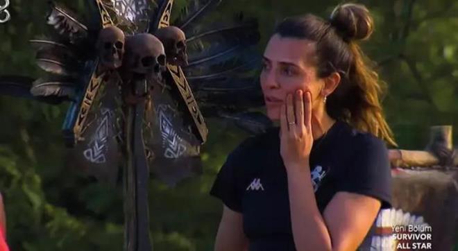 SEDA AKTULU SNRLEND<p>  Seda Aktulu, elemelerde Merve'nin kendisini semesine sinirlendi. Seda, 'Baydn Merve, hep istatistik kovalama, 2015'ten beri.' dedi. Merve, "Dokunulmazlk oynuyoruz, kazanacaz, sana ne, sana m soracam' cevabn verdi. Seda daha ok sinirlenerek" Kes sesini. Niye? Dierlerini seebilirdin. Ben de Berna'y seebilirdim. Baydn Merve' ifadelerini kulland.Dokunulmazlk oyununun ilk turunda kadnlarda krmz takm 8-7'lik skorla 1-0 ne geti. Erkeklerde de 8-7 skorla kazanan ekip 2-0 skorla dokunulmazlk sembolnn sahibi oldu.