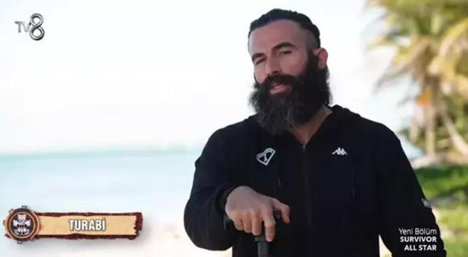 'YILANIN BAINDAN EZMEK STYORLAR'<p>  Turabi, "yle bir ey vardr Survivor'un en byk yalan 'kimseyle konumadm, kulis yapmadm, sadece kendi fikrimle isim yazyorum' diyor ve herkes ayn ismi yazm oluyor. Yalan yok, ben tabii ki de kulis yapacam. Bozok baba, Ersin baba benim grubum. Biz birbirimizden ayr tabii ki isim yazmayacaz. Eer biz birbirimize fikir ayrl yapmadk diyorsak en byk yalancyzdr. Bunlar da Survivor'da her zaman vardr. Saman altnda su yrtmeyi brak, su kanal aarlar ama yine de biz hibir ey yapmadk havasnda taklrlar." dedi.