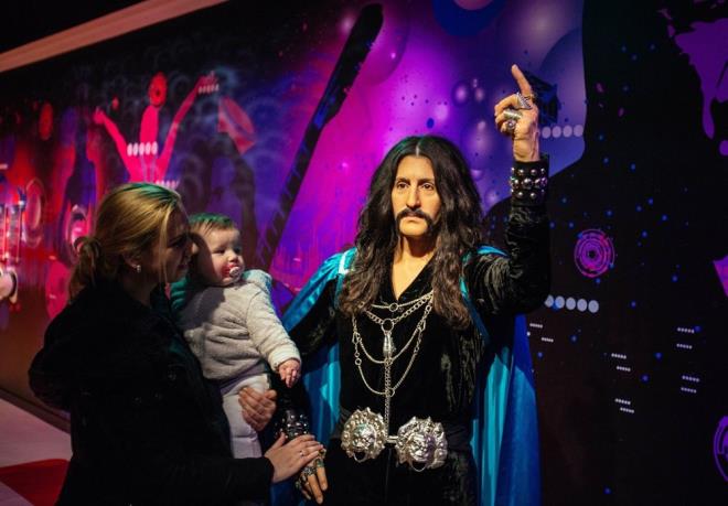 MADAME TUSSAUDS    Dnyann en nl balmumu heykel mzesi Madame Tussauds'da, tarihi ve kltrel kahramanlar ile gemiten bugne sanat, spor ve siyaset dnyasnn yaklak 60 nl ismi yer alyor.    Mzede, Osmanl ve Cumhuriyet dnemlerinde tarihi bir gezinti yaplrken, Trkiye'den birok ismin yan sra ok sayda uluslararas mzik, spor ve film yldznn balmumu heykellerini grmek mmkn.    Mzede tarih ve liderler blmnde Mustafa Kemal Atatrk, Mimar Sinan, Fatih Sultan Mehmet, mzik blmnde Zeki Mren, Madonna, Beyonce, MF, Bar Mano, bilim ve kltr blmnde Mona Lisa, Albert Einstein, Leonardo da Vinci, spor blmnde Maria Sharapova, Rafael Nadal'n da aralarnda yer ald ok sayda nlnn heykeli bulunuyor.