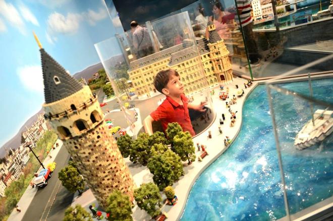 LEGOLAND    Legoland, stanbul'da ailelerin 3-10 ya arasndaki ocuklar ile yaratclk dnyasn kefedip elenebilecei kapal elence merkezlerinden biri.    Elence ve rengarenk lego paralar ile dolu Legoland'da ocuklar, Space Missions'da uzayn derinliklerini, Miniland'da Galata Kulesi, Ayasofya, Sultanahmet Camisi, 15 Temmuz ehitler Kprs ile stanbul'un ve dnyann simge haline gelmi nl yaplarn kefetme imkan bulurken, uzmanndan binalarn, ilgin hayvanlarn ve gl kahramanlarn nasl oluturulduunu renebilecek.