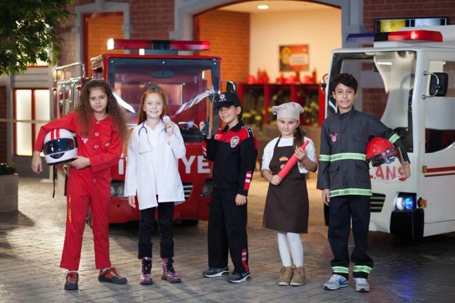 MNOPOLS STANBUL    Sokaklar, binalar olan ve ocuklar tarafndan ynetilen Minopolis ehri'ne ise ocuklar, gerek bir uan kokpitinin monte edildii havaalanndan giri yapyor.