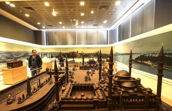 KOLATA MZES    Esenyurt'taki ikolata Mzesi, ikolataya dknlkleri dolaysyla hi kukusuz ocuklarn ilgiyle gezecekleri mzelerin banda geliyor.    Bu mzede, ikolatadan yaplan Trk slam sanatnn aheserlerini, dnya sanatnn bayaptlarn, masal kahramanlarn, nl efsaneleri, elaleleri yer alyor.    Mzenin ana salonunda, gerek boyutlu ikolata ev, Nuh'un Gemisi, ikolatann tarihini anlatan tablolar bulunuyor.    stanbul Salonu'nda Galata Kulesi'nden Sultan Ahmet Camisi'ne, Kz Kulesi'nden 15 Temmuz ehitler Kprs'ne ve stanbul'u temsil eden birok tarihi yaptlara, Medeniyetler Salonu'nda ise dnya tarihinde yer alm Hitit, Antik Yunan, Bizans, Osmanl devlet ve milletlerini sembolize eden tablolar ile gemie ikolata tadnda yolculuk yapmak mmkn.