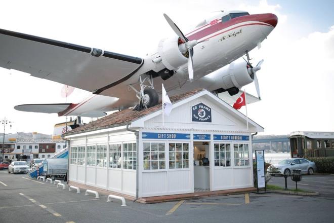 RAHM M. KO MZES    Hali'in kuzey yakasndaki Hasky semtinde, yaklak 27 bin metrekarelik alana yaylan Rahmi M. Ko Mzesi, Mustafa Ko Binas, Tarihi Hasky Tershanesi, Ak Hava Sergileme Alan olmak zere  ana blmden oluuyor.    ocuklara ynelik DNA, astronomi, matbaa ve matematik gibi birbirinden farkl eitimlerin de verildii atlyelerin bulunduu mzede, tm lkelere ve gemiten gnmze tm dnemlere ait, endstri ve mhendislikle ilgili objeleri ve belgeleriyle ocuklarn beenisini topluyor.