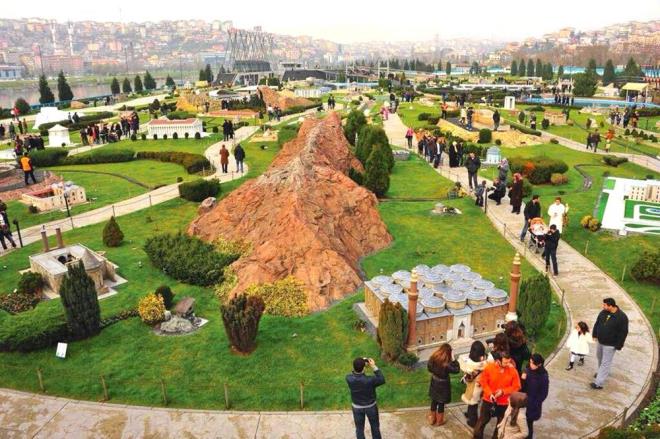 MNATRK    Antik a'dan Roma'ya ve Bizans'a, Seluklu'ya Osmanl'ya dein, bu topraklarda hkm srm ve iz brakm her medeniyetin kltrlerinden gnmze kalan zengin mimari miras bir araya getiren Hali'teki Miniatrk, masals bir yolculua kmak isteyen ocuklar arlyor.