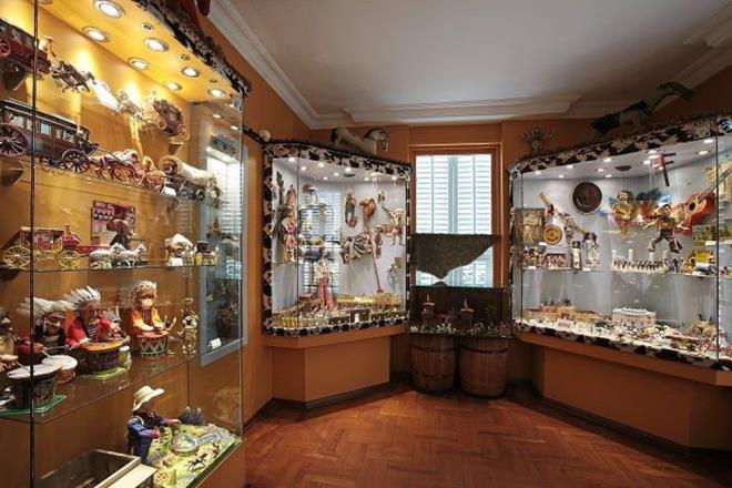 STANBUL OYUNCAK MZES    air ve yazar Sunay Akn tarafndan kurulan stanbul Oyuncak Mzesi'nde, 1700'l yllardan gnmze oyuncak tarihinin en gzde rnekleri sergileniyor.    Akn'n 20 ylda 40' akn lkedeki koleksiyonerlerden, antikaclardan ve ak artrmalardan satn ald oyuncaklarla kurduu stanbul Oyuncak Mzesi, dnya tarihini daha elenceli, daha aklda kalc bir renme yntemi ile ziyaretilere sunuyor.