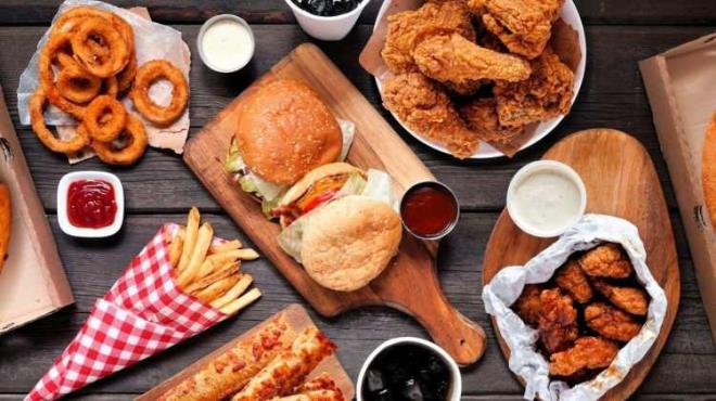 Ar ve yksek doymu yan ierisinde pien bu tip yiyecekler karacierin sindirmesi iin fazladan almasna neden olur.    Ayn zamanda kilo almna ve karacier yalanmasna da yol aarlar.