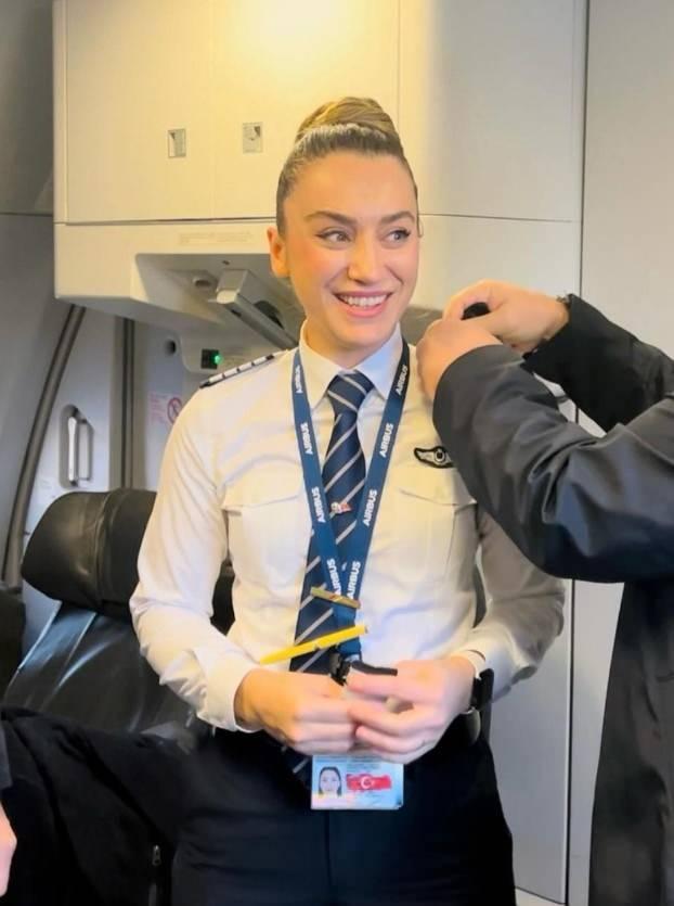 Kaptanlar iin en yksek rtbe olan 4 izikli apoleti takan Yamur Sarolu, heyecann sosyal medya hesabndan u szlerle paylat: