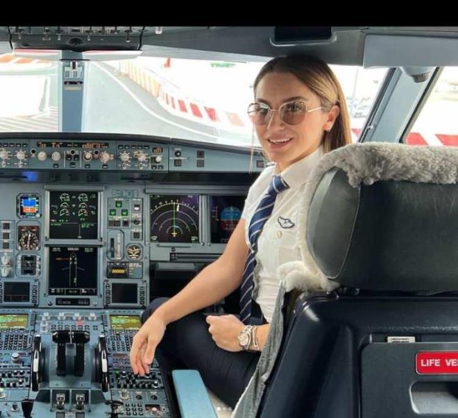 Kaptanlk snavlarn da baaryla geerek kaptan pilot oldu.