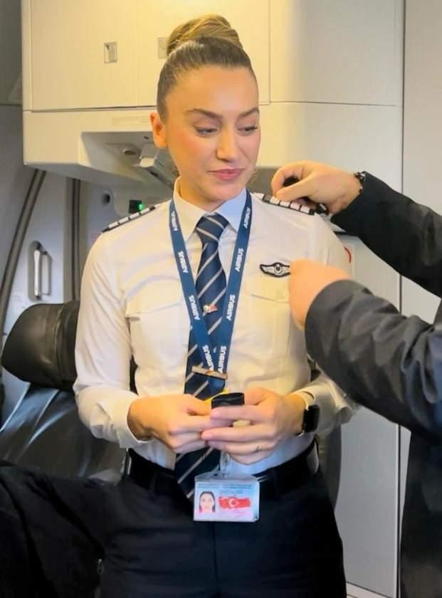 "Kaptan pilotlua terfi! lerlediim bu meakkatli yolda bata z disiplinimden tr kendime, yokluumda evdeki yerimi dolduran aileme, beni bu rtbeye layk gren hocalarma, yn gsterici tm deerli kaptanlarma, yardmsever mesai arkadalarma ve desteini esirgemeyen herkese ok teekkr ediyorum."