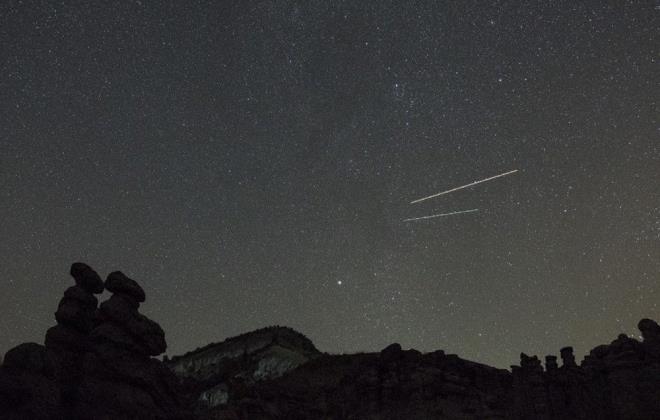 En iyi Kuzey Yarmkre'de grntlenen Quadrantidlerin parlak noktas (gktalarnn gkyznde ortaya kt yer) Byk Kepe`nin hemen altnda, Botes ve Draco takmyldzlar arasnda yer alyor.    Dnya, Gne Sistemi boyunca ilerleyen bir kaya parasnn geride brakt enkazn iinden geerken meydana geliyor.