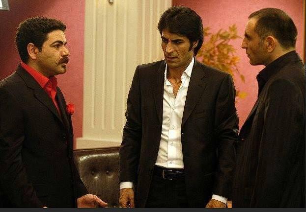 20 YIL SONRA GELEN TRAF!  <br>  Verdii bir rportajda oyunculuk eitimi olmadn syleyen Erhan Ufak, "Daha nce oyunculukla ilgili bir dncem hi olmamt. Necati (amaz) ve Raci (amaz) Bey ile ocukluktan beri tanyoruz. Aile dostluumuz vard. Beni ekibe dahil ettiler." dedi.