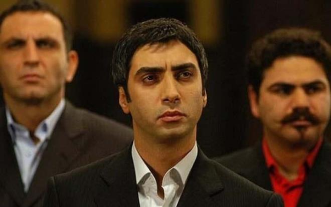 Bir dnem verdii kilolarla dikkat eken nl oyuncu Erhan Ufak mide ameliyat sonras 140 kilodan 85 kiloya kadar dmt.