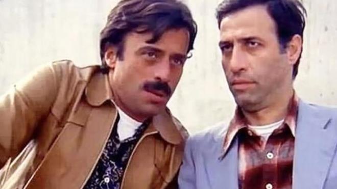 USTA SANATI AIRTTI<p>    evket Altu birok farkl projede grev stlenerek baarl oyunculuu ile adeta hafzalara kaznd. te yandan usta sanat evket Altu, uzun sredir ekranlardan uzakta bir yaam srdryor. Bu nedenle yllar sonraki hali de sevenleri tarafndan merak edilebiliyor.  <p>  evket Altu imdilerde 80 yanda. Bu nedenle grnmnde deiiklikler olduu da grlebiliyor. Ayrca usta sanat evket Altu'u yllar sonra ilk kez grenler arabiliyorlar.