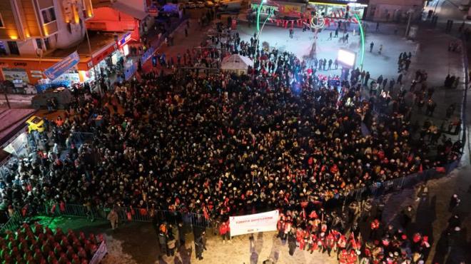 Kazm Karabekir Paa Camisi'nde ehitler iin okunan mevlide katlanlar, ellerinde Trk bayraklar ve mealelerle Sarkam 15 Temmuz Demokrasi Meydan'nda topland.