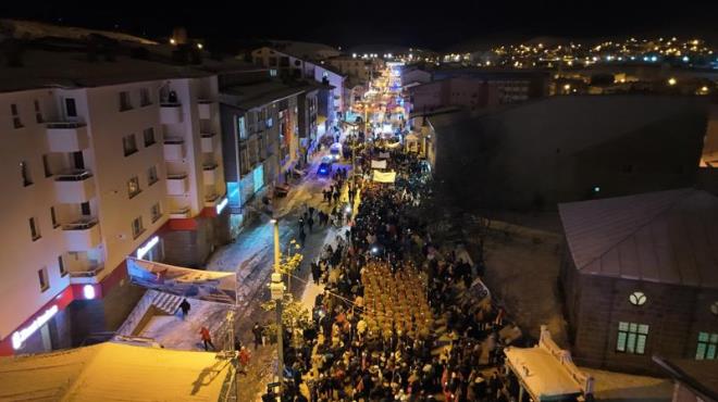 Sarkam Harekat'nda yaanan baz olaylar konu alan oyunun ardndan Kars Valisi ve Belediye Bakan Ziya Polat, Aile ve Sosyal Hizmetler Bakan Yardmcs Sevim Saym Madak, AK Parti Kars Milletvekili Adem alkn ile binlerce kii, ellerinde mealelerle yrye geti.