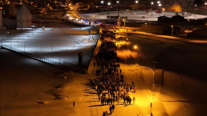 zmir Souk Heykel Atlyesi tarafndan ynetmenliini Hseyin zer'in yapt "Souk heykeller" adl tiyatro oyunu, alanda kurulan platformda sahnelendi.