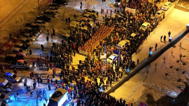 Burada ehitler iin Kur'an- Kerim okundu, dualar edildi ve "Ruhun ad Olsun" yazs mealelerle atee verildi.