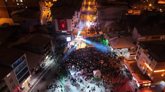 Kars'n Sarkam ilesinde, Sarkam Harekat'nn 109. yl etkinlikleri kapsamnda binlerce kii, ellerinde Trk bayraklar ile kar altnda mealeli yry gerekletirdi.