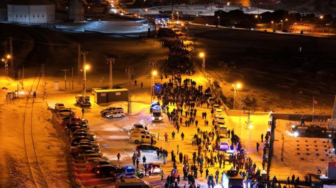 Hava scaklnn sfrn altnda 5 dereceye dmesine aldrmayan katlmclar, tekbirler eliinde Sarkam 15 Temmuz Demokrasi Meydan'ndan yaklak 3 kilometrelik yry sonras Yukar Sarkam ehitlii'ne geldi.