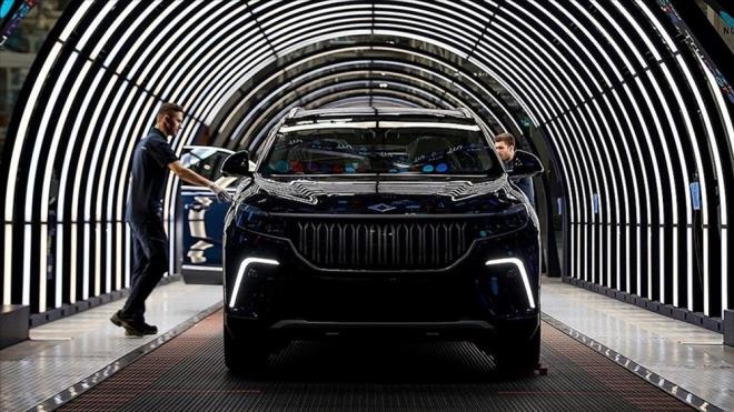 Trkiye'nin doutan elektrikli ilk akll cihaz Togg T10X iin sipari sreci yaknda balayacak. TOGG'dan yaplan aklamaya gre, Trkiye'nin 81 ilinde 19 bin 583 kullancsn 2023 boyunca T10X akll cihazlaryla buluturan TOGG, 2024 iin sipari takvimini duyurdu.