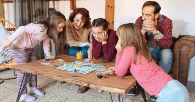 ocuklarn hayal glerine gvenin. Onlarn ne yapacaklarna, ne syleyeceklerine ve hangi oyunu oynayacaklarna yaplan fazla mdahaleler, ocuklarn retkenliini snrlandrr. Tatilde evde ailece yaplabilecek etkinliklerin yannda, ebeveynlerin ocua tatilin ka gn sreceini ve tekrar okula balayacan hatrlatmas, onun eitim bilincini ayakta tutacaktr.