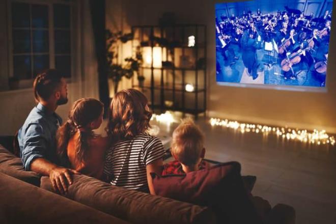 Evde ailecek yaplabilecek etkinlikler arasnda film ve belgesellerin olmas, ocuun grsel hafzasn olumlu ynde etkileyecektir. Ailece seilip izlenen filmlerin sonradan deerlendirmesi yaplabilir. Bu durum aile iindeki iletiimin de gl kalmasn salar.