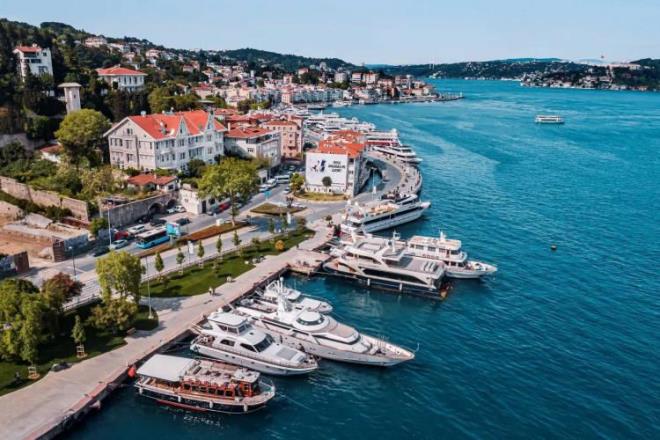BEBEK - STANBUL    Listeye 32'nci sradan damga vuran Bebek, stanbul'un en zel dokularna ev sahiplii yapan esiz bir semt. Tm dnyann hayranlk duyduu bu semtte iki ktay bir arada grebileceiniz mimariyi, kltr ve tarihi hissedebilirsiniz.