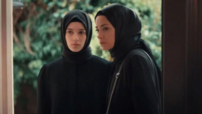 FOX TV'de Mslmanlar hedef alnyor<p>    Milli ve manevi deerlerin hedef alnd ?Kzl Goncalar? adl dizide, muhafazakar ve sekler atmas ele alnyor.  <br>  Mslmanlar banaz olarak gsteren dizide, slam kart szler de yer alyor.