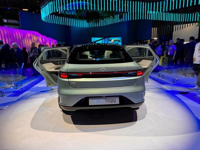 Trafik iareti alglama sistemiyle birlikte alan dur-kalk fonksiyonlu akll adaptif hz sabitleyici, akll erit takip sistemi ve eritten ayrlma ikaz gibi zellikler sunacak T10F, "youn trafik pilotu" asistan zelliine de sahip olacak.      Kullanclar bu zellikle 15 kilometre/saat hza kadar olan youn trafikte ellerini direksiyondan ayrp T10F'nin kontrolnde ilerleyebilecek. Bu zellik V2 donanm seviyesine sahip olan akll cihazlarda aktif olacak. T10F, yine V2 donanm seviyesinde standart olarak bir evre gr kameras, kr nokta asistan, src dikkat asistan, gelimi elektronik denge kontrol ve otomatik park asistan zelliklerini de kullanclar ile buluturacak.    T10X gibi C platformunda tasarlanan T10F, Togg DNA'snda bulunan stilistik zelliklerin korunduu bir grnme sahip. Cihazn stil konseptinde, dinamik ve sportif bir izgiyi modernlikle birletiren hacimli arka tasarm dikkat ekiyor.