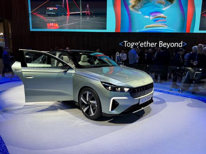 "T10F'Y 2025'TEN TBAREN KULLANICILARIMIZ LE BULUTURACAIZ"    Karaka, C segmentindeki ilk akll cihazlar T10X'in ardndan yine ayn snfta ve sedan kullanclarnn da beklentilerini karlayacak ekilde tasarlanan ikinci akll cihazlar T10F'yi dnya sahnesine karmaktan mutluluk duyduklarn belirterek, unlar kaydetti:      "27 Aralk 2019?da yaptmz n gsterimde tasarma ilikin ilk ipucunu vermitik. Bugnse tasarmn gncelleyerek T10F adn verdiimiz ikinci akll cihazmz, gnmzn tasarm dinamiklerini yanstan ve sedan modellerden olan beklentileri de karlayan bir fastback olarak kullanclarmzn beenisine sunduk. T10F?yi, 2025 ylndan itibaren Trkiye'den balayarak kullanclarmzla buluturacaz."